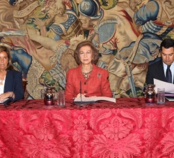 Su Majestad la Reina en la mesa presidencial junto a la ministra de Sanidad, Servicios Sociales e Igualdad, Ana Mato y el secretario de Estado de Serv